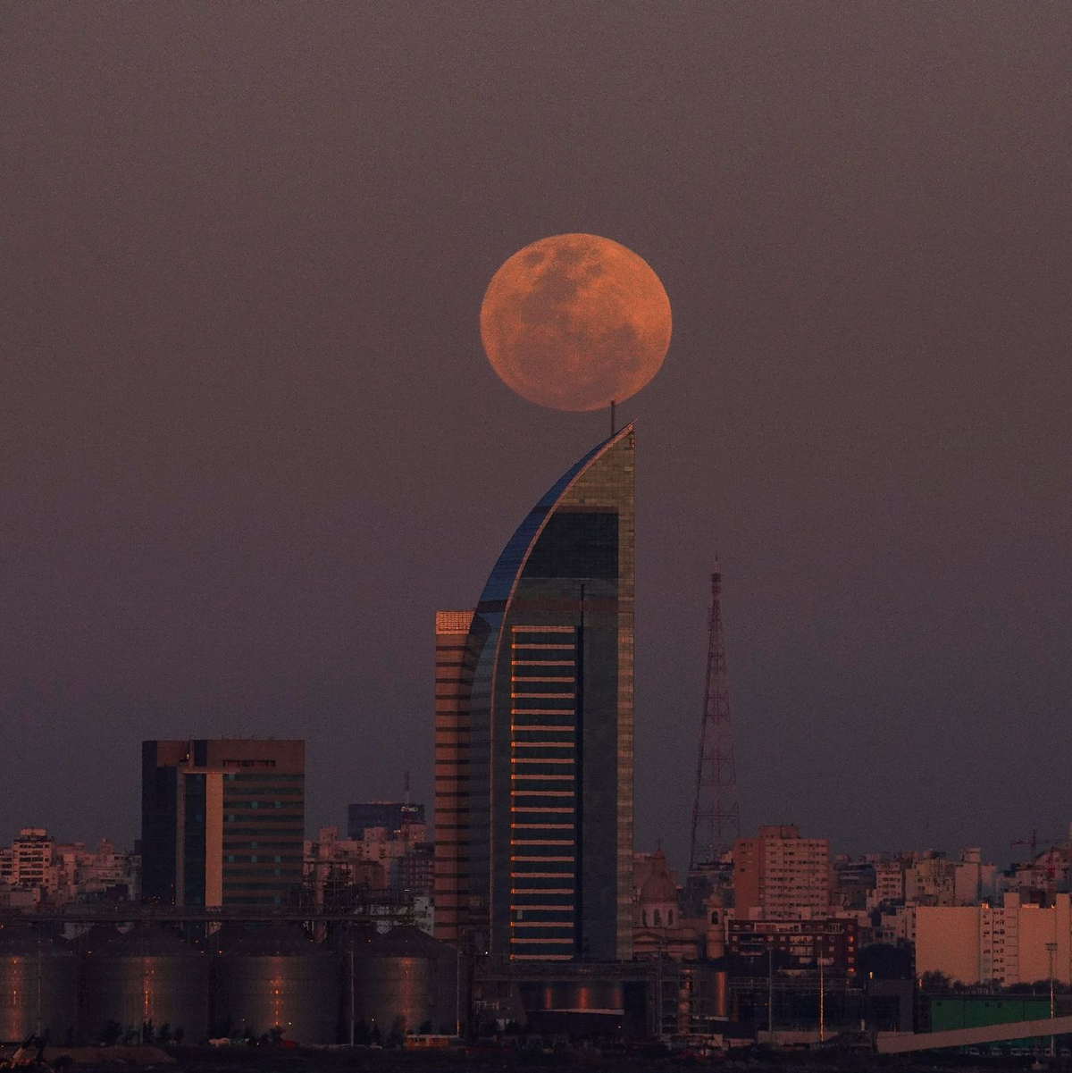 In rosa Licht getaucht geht der Vollmond über Montevideo in Uruguay auf. - Foto: Matilde Campodonico/AP