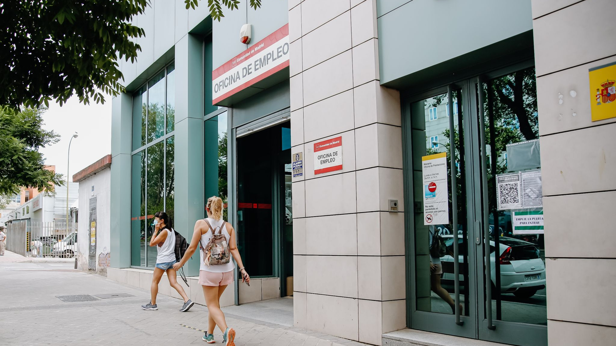 Menschen gehen an einem Arbeitsamt in Madrid vorbei: Die Zahl der registrierten Arbeitslosen in der Eurozone ist so tief wie noch nie seit Einführung des Euro. - Foto: Carlos Luján/EUROPA PRESS/dpa