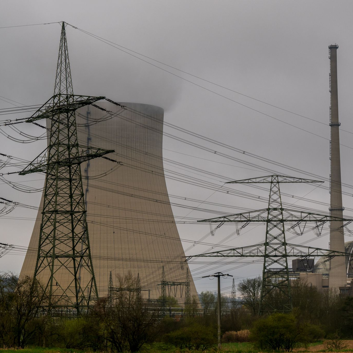 Wasserdampf steigt aus dem Kühlturm des Kernkraftwerks Isar 2. - Foto: Peter Kneffel/dpa