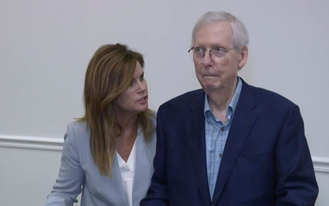 Der 81-jährige Mitch McConnell ist der am längsten amtierende Anführer einer Partei in der Geschichte des US-Senats. - Foto: Uncredited/WCPO/AP