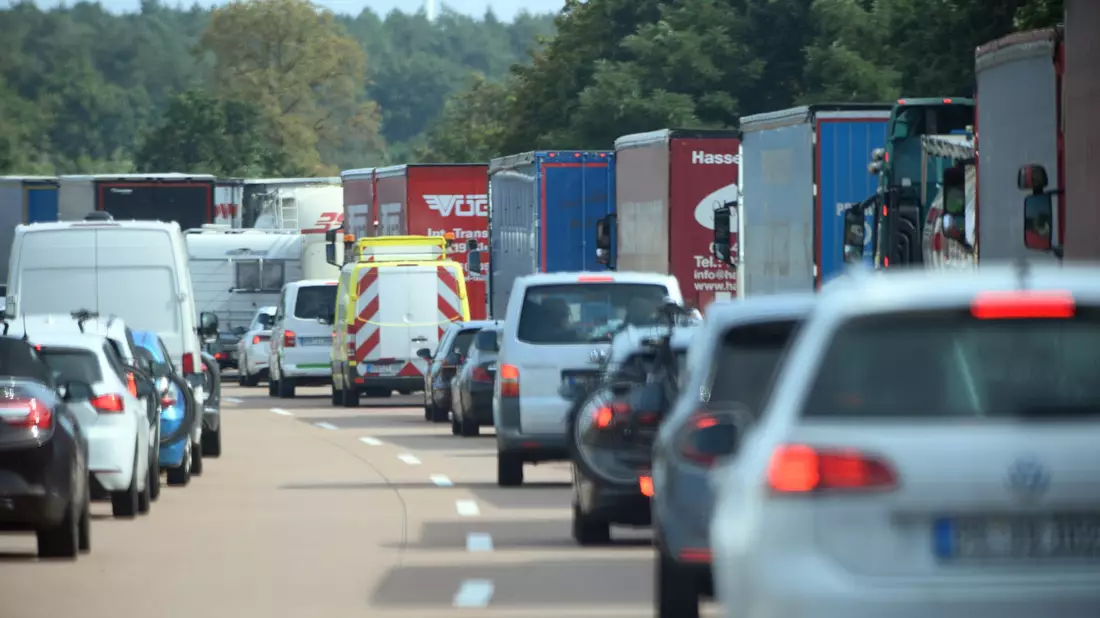 Fahrzeuge stehen auf der Autobahn A2 wegen eines Verkehrsunfalls im Stau und haben eine Rettungsgasse gebildet. - Bild: Soeren Stache/dpa/Symbolbild