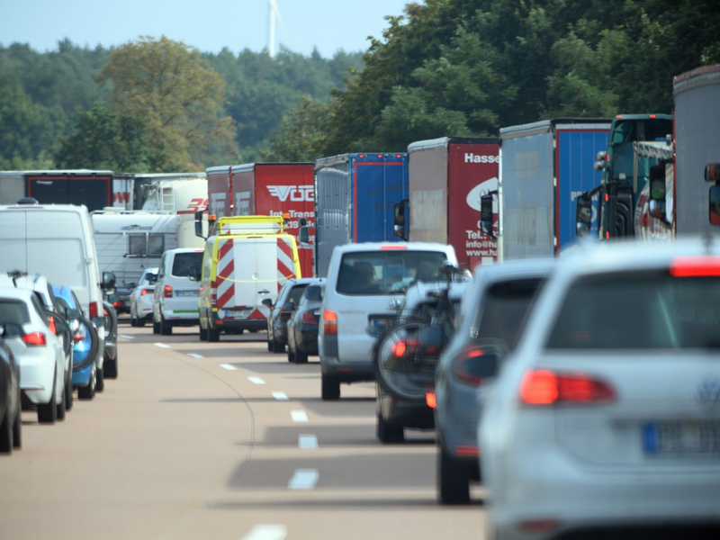 Fahrzeuge stehen auf der Autobahn A2 wegen eines Verkehrsunfalls im Stau und haben eine Rettungsgasse gebildet. - Foto: Soeren Stache/dpa/Symbolbild