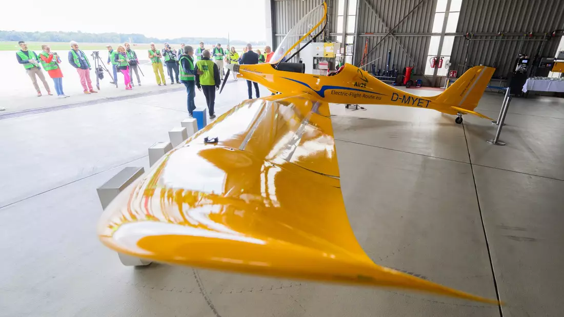 Das E-Flugzeug «Elektra Trainer» am Flughafen Hannover. - Bild: Julian Stratenschulte/dpa
