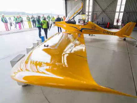 Das E-Flugzeug «Elektra Trainer» am Flughafen Hannover. - Foto: Julian Stratenschulte/dpa