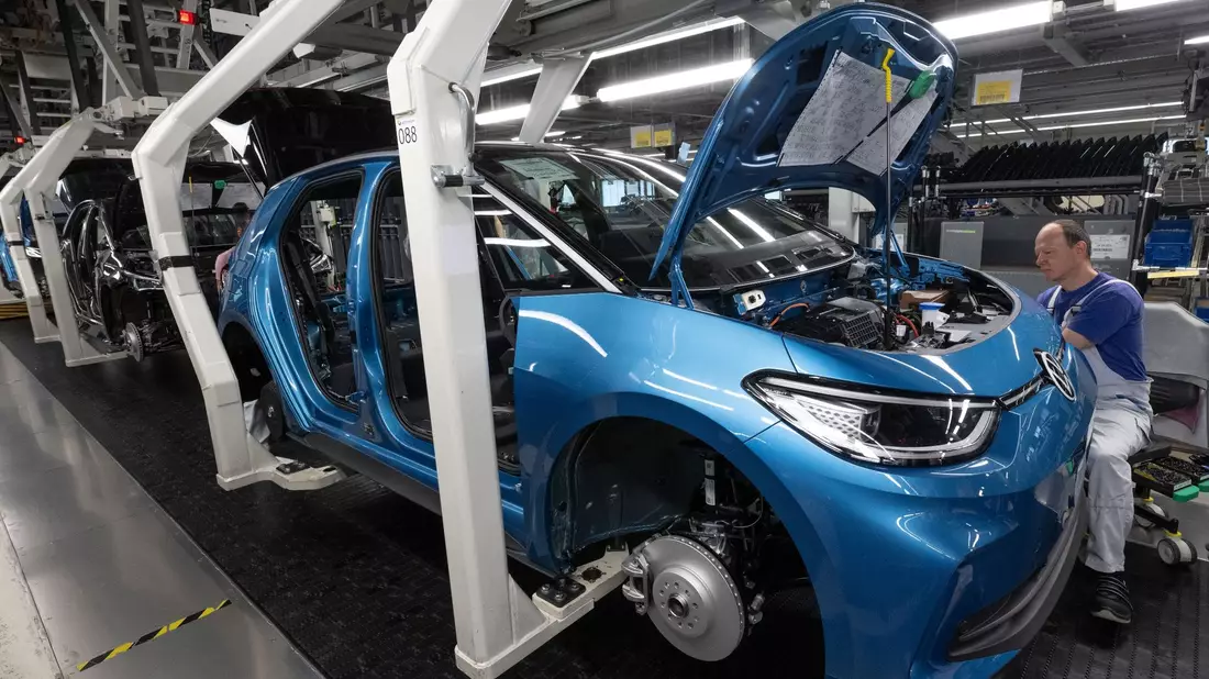 Ein Modell der neuen Generation des ID.3 wird im Werk von Volkswagen in Zwickau montiert. - Bild: Hendrik Schmidt/dpa