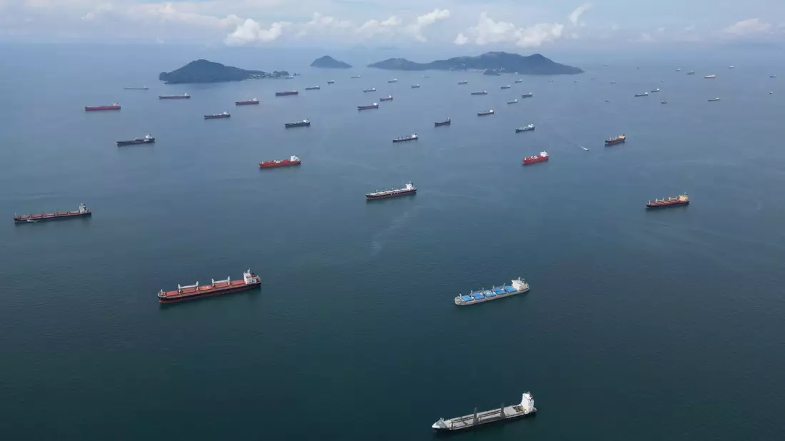 Auf der pazifischen Seite des Kanals sind Schiffe zu sehen, die darauf warten, den Panamakanal zu überqueren. - Bild: Mauricio Valenzuela/dpa
