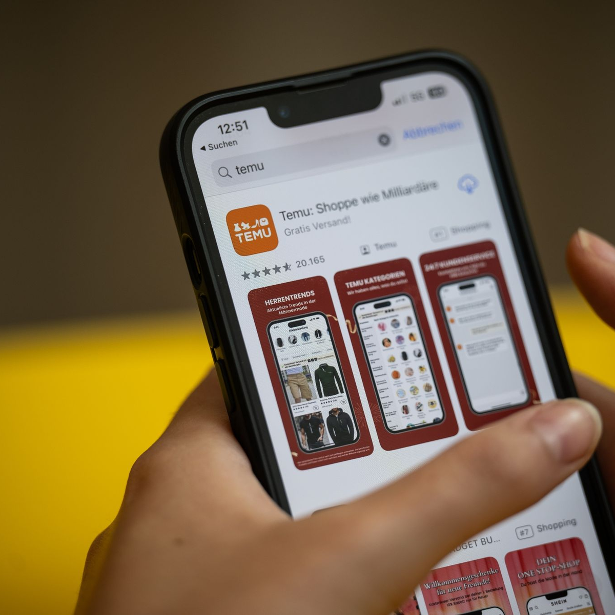 Wirtschaftsminister Habeck will Portale wie Shein und Temu künftig schärfer kontrollieren. - Foto: Hannes P. Albert/dpa
