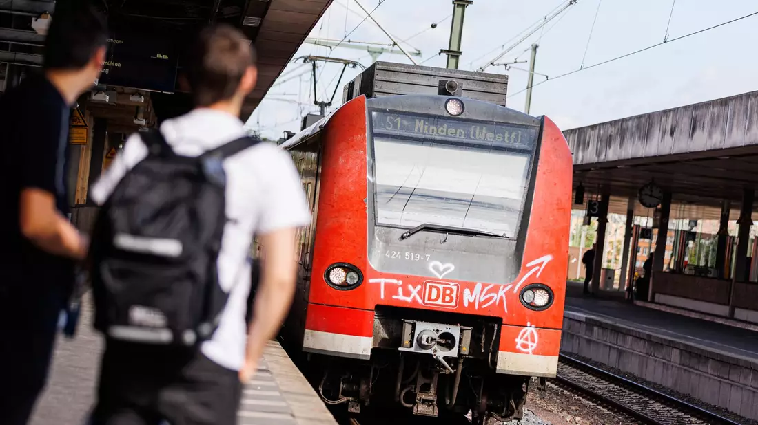 Eine Regionalbahn der Deutschen Bahn fährt am Morgen in den Hauptbahnhof Hannover ein. - Bild: Michael Matthey/dpa