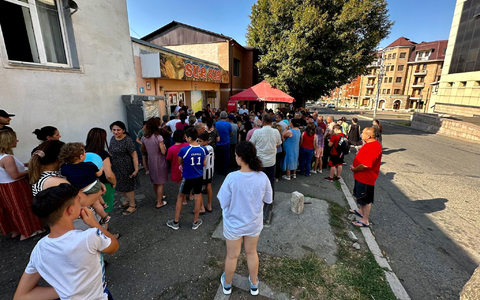 Menschen stehen vor einer Bäckerei in Stepanakert, Berg-Karabach, um Brot an. Die Lage in der Enklave hat sich aufgrund der Blockade zuletzt weiter zugespitzt. - Foto: Marut Vanyan/dpa