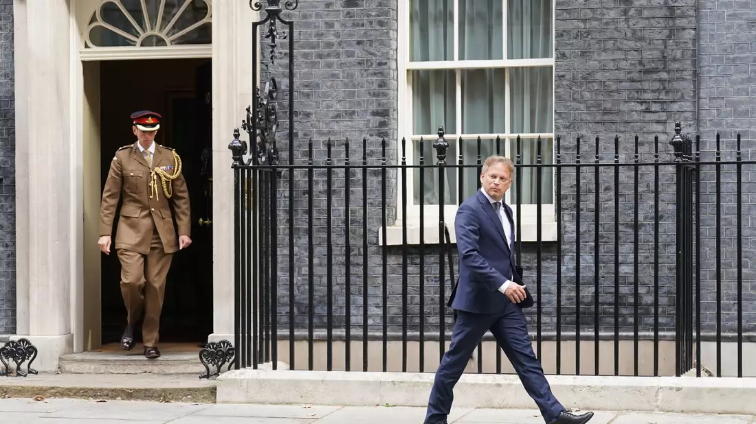 Grant Shapps verlässt die Downing Street nach seiner Ernennung zum Verteidigungsminister. - Bild: Stefan Rousseau/PA Wire/dpa