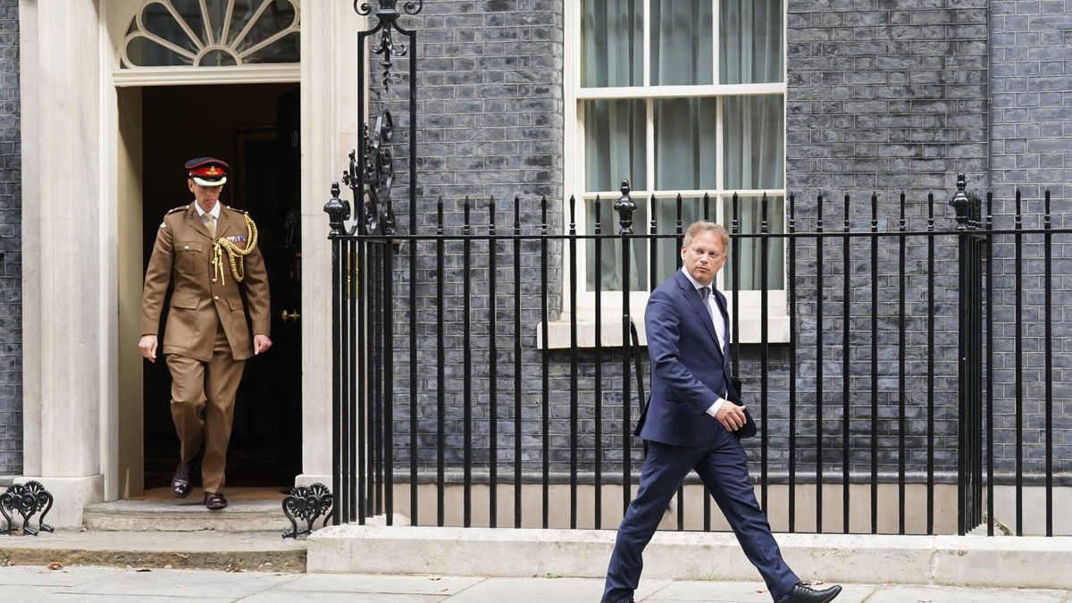 Grant Shapps verlässt die Downing Street nach seiner Ernennung zum Verteidigungsminister. - Foto: Stefan Rousseau/PA Wire/dpa