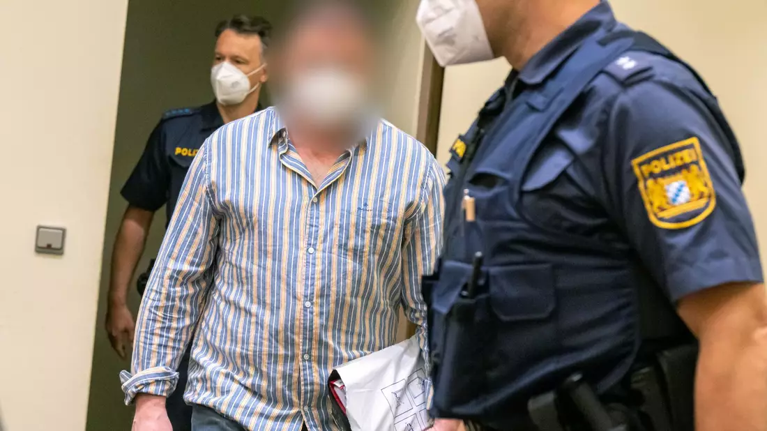 Der Angeklagte wird von der Polizei in den Gerichtssaal geführt. Der Russe soll im Auftrag der tschetschenischen Regierung den Mord an einem in Deutschland lebenden Oppositionellen und Kritiker des tschetschenischen Präsidenten Kadyrow vorbereitet haben. - Bild: Peter Kneffel/dpa