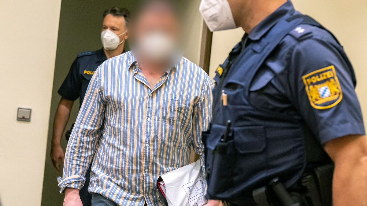 Der Angeklagte wird von der Polizei in den Gerichtssaal geführt. Der Russe soll im Auftrag der tschetschenischen Regierung den Mord an einem in Deutschland lebenden Oppositionellen und Kritiker des tschetschenischen Präsidenten Kadyrow vorbereitet haben. - Foto: Peter Kneffel/dpa