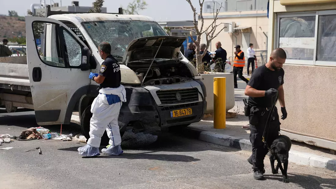 Israelische Sicherheitskräfte inspizieren den Schauplatz einer mutmaßlichen Auto-Attacke. - Bild: Ohad Zwigenberg/AP/dpa