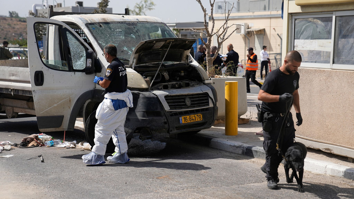 Israelische Sicherheitskräfte inspizieren den Schauplatz einer mutmaßlichen Auto-Attacke. - Foto: Ohad Zwigenberg/AP/dpa
