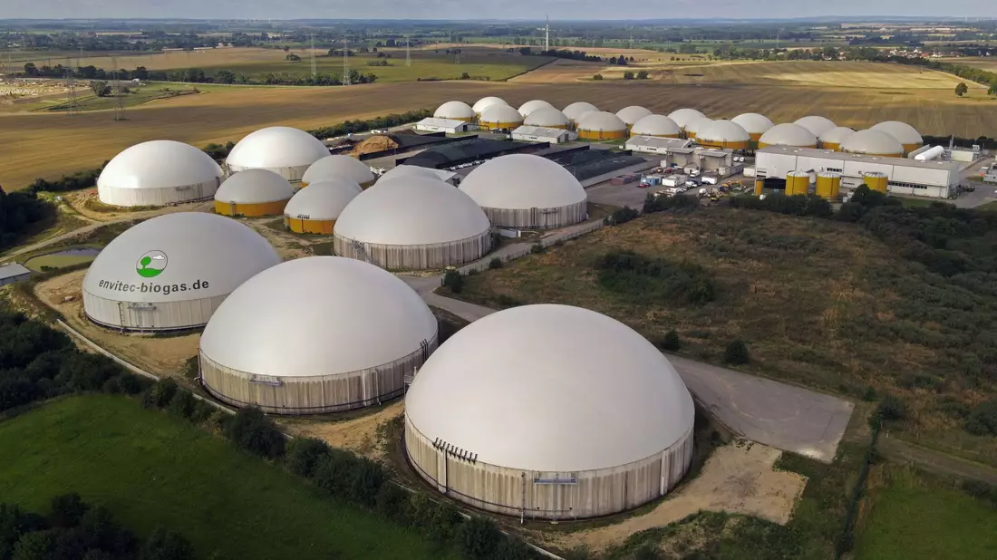 Die Anlage zur Produktion von Bio-LNG für Lkw-Kraftstoff wird offiziell in Betrieb genommen. - Bild: Bernd Wüstneck/dpa