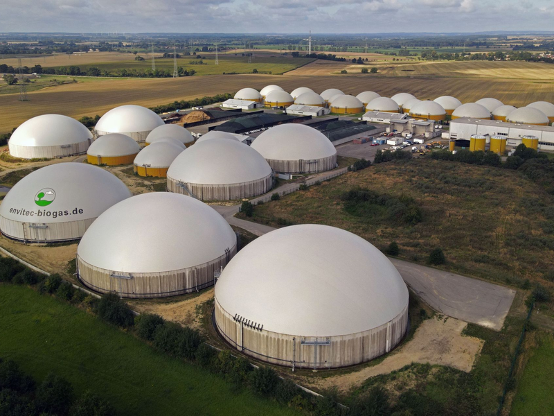 Die Anlage zur Produktion von Bio-LNG für Lkw-Kraftstoff wird offiziell in Betrieb genommen. - Foto: Bernd Wüstneck/dpa