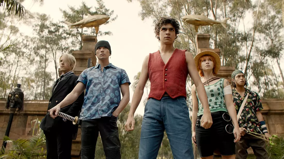 Taz Skylar als Sanji (l-r), Mackenyu Arata als Roronoa Zoro, Iñaki Godoy als Monkey D. Luffy, Emily Rudd als Nami und Jacob Romero Gibson als Usopp im ersten Teil der Netflix-Serie «One Piece». - Bild: Cr. Courtesy/Netflix/dpa