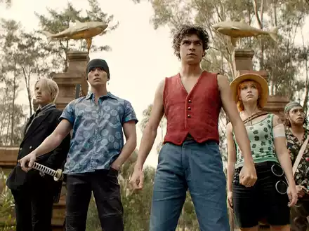 Taz Skylar als Sanji (l-r), Mackenyu Arata als Roronoa Zoro, Iñaki Godoy als Monkey D. Luffy, Emily Rudd als Nami und Jacob Romero Gibson als Usopp im ersten Teil der Netflix-Serie «One Piece». - Foto: Cr. Courtesy/Netflix/dpa