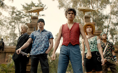 Taz Skylar als Sanji (l-r), Mackenyu Arata als Roronoa Zoro, Iñaki Godoy als Monkey D. Luffy, Emily Rudd als Nami und Jacob Romero Gibson als Usopp im ersten Teil der Netflix-Serie «One Piece». - Foto: Cr. Courtesy/Netflix/dpa