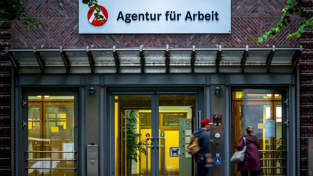 2022 nahmen 481.000 Menschen, die Bürgergeld bekommen haben, einen Job im ersten Arbeitsmarkt auf. - Bild: Sina Schuldt/dpa