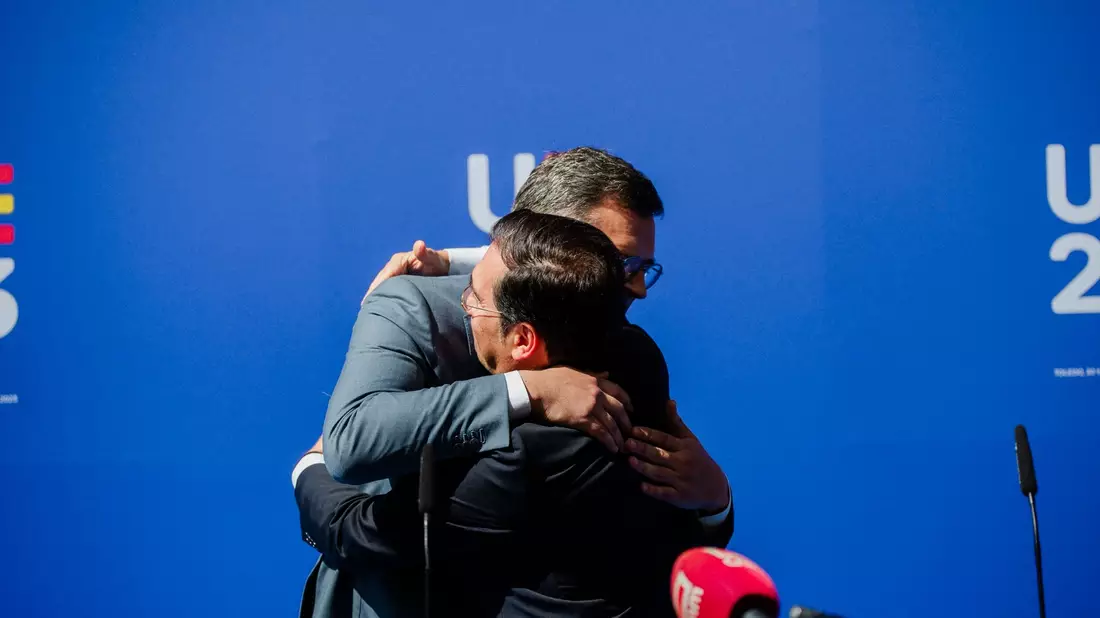 Herzliche Umarmung: der ukrainische Außenminister Dmytro Kuleba und sein spanischer Amtskollege José Manuel Albares in Toledo. - Bild: Mateo Lanzuela/EUROPA PRESS/dpa