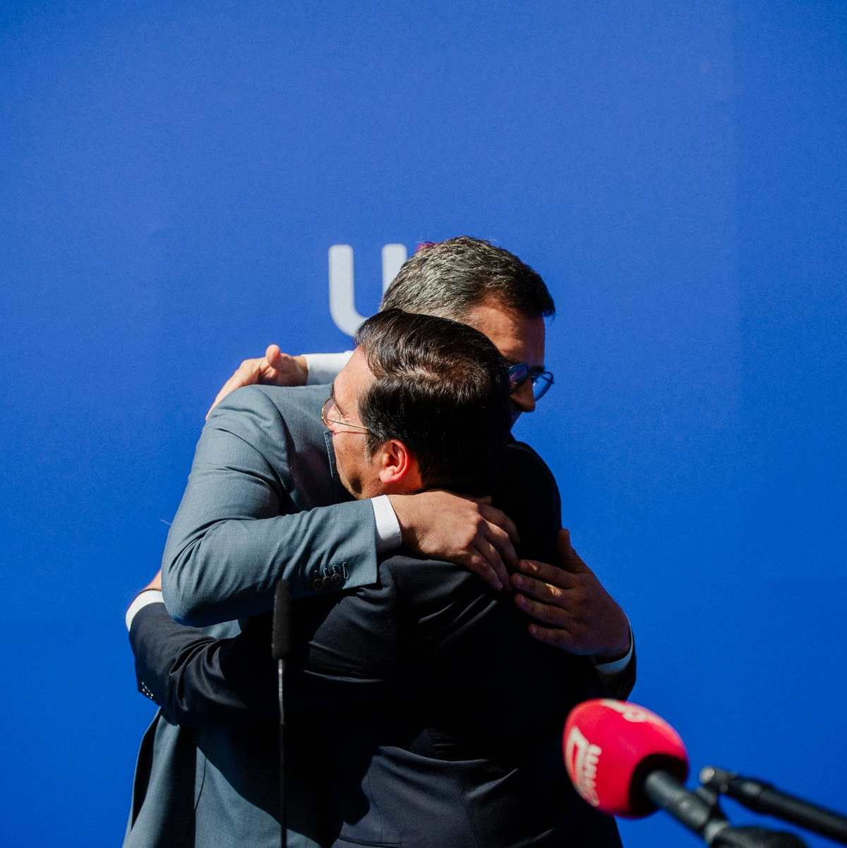 Herzliche Umarmung: der ukrainische Außenminister Dmytro Kuleba und sein spanischer Amtskollege José Manuel Albares in Toledo. - Foto: Mateo Lanzuela/EUROPA PRESS/dpa