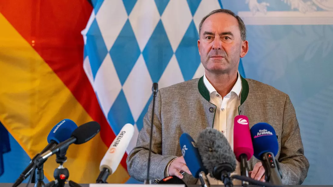 Hubert Aiwanger hat sich in der Affäre um ein antisemitisches Flugblatt aus Schulzeiten entschuldigt. - Bild: Lennart Preiss/dpa