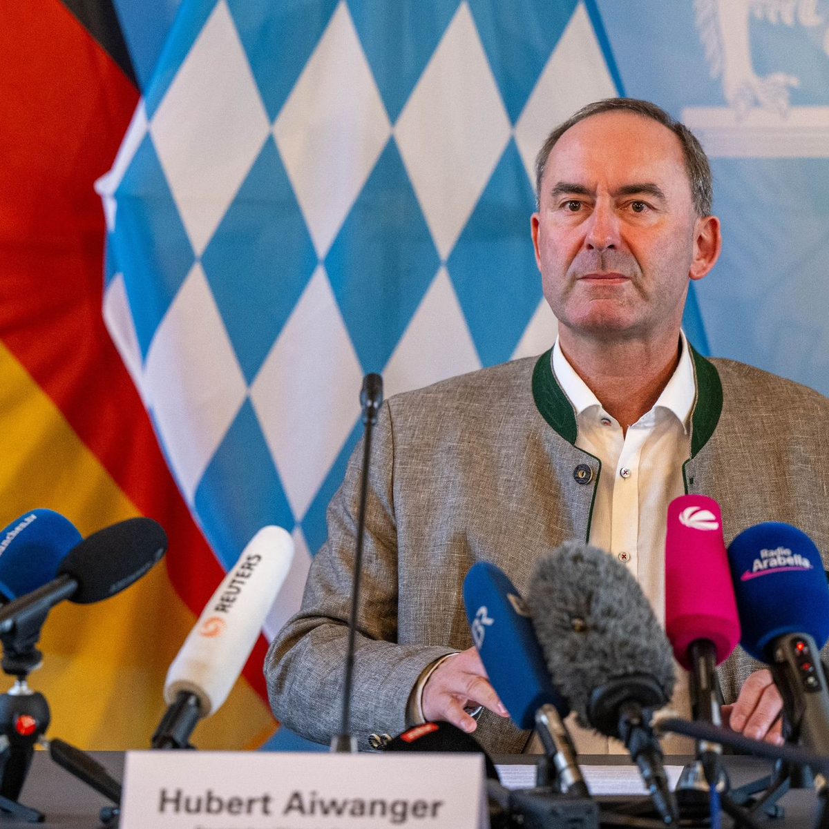 Hubert Aiwanger hat sich in der Affäre um ein antisemitisches Flugblatt aus Schulzeiten entschuldigt. - Foto: Lennart Preiss/dpa