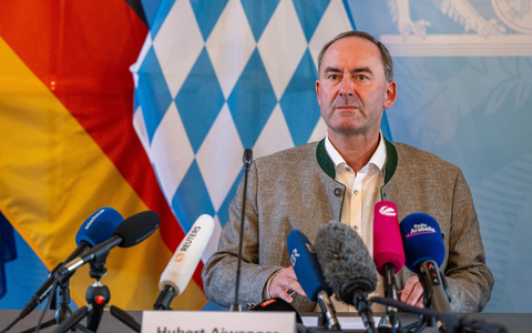 Hubert Aiwanger hat sich in der Affäre um ein antisemitisches Flugblatt aus Schulzeiten entschuldigt. - Foto: Lennart Preiss/dpa