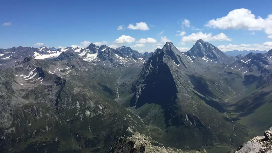 Blick auf die Schweizer Alpen. Die Schnee- und Eisschmelze bringt vermehrt vermisste Bergsteiger zum Vorschein. - Bild: Sabine Rumpf/University of Basel/dpa/Symbolbild