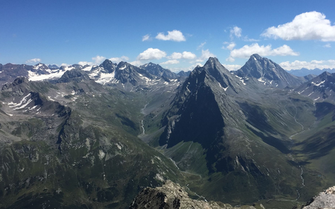 Blick auf die Schweizer Alpen. Die Schnee- und Eisschmelze bringt vermehrt vermisste Bergsteiger zum Vorschein. - Foto: Sabine Rumpf/University of Basel/dpa/Symbolbild Blick auf die Schweizer Alpen. Die Schnee- und Eisschmelze bringt vermehrt vermisste Bergsteiger zum Vorschein. - Foto: Sabine Rumpf/University of Basel/dpa/Symbolbild