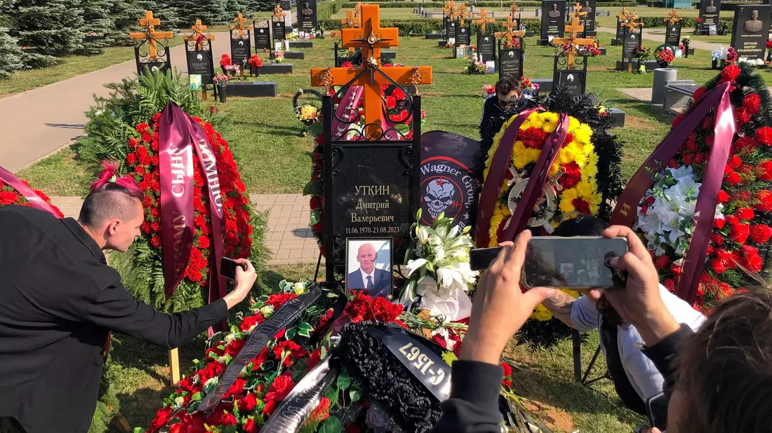 Dmitri Utkin wurde auf dem Föderalen Militärfriedhof bei Moskau beigesetzt. - Bild: Alexander Zemlianichenko/AP/dpa