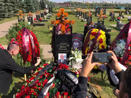 Dmitri Utkin wurde auf dem Föderalen Militärfriedhof bei Moskau beigesetzt. - Foto: Alexander Zemlianichenko/AP/dpa