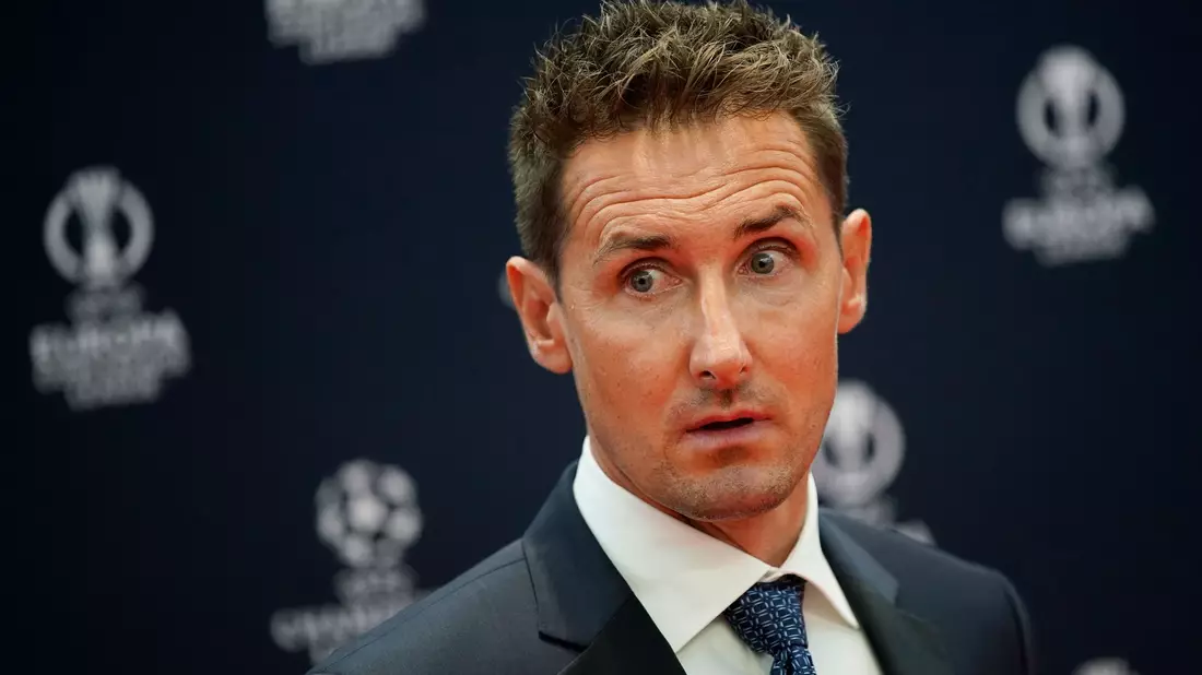 Miroslav Klose wurde von der UEFA mit dem President's Award ausgezeichnet. - Bild: Daniel Cole/AP/dpa
