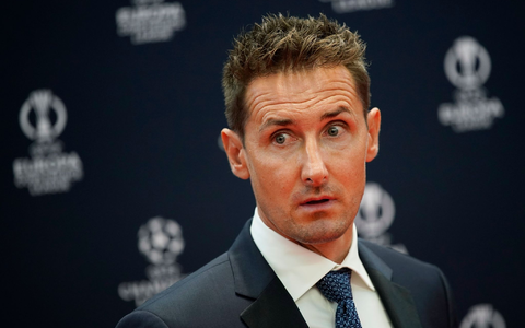 Miroslav Klose wurde von der UEFA mit dem President's Award ausgezeichnet. - Foto: Daniel Cole/AP/dpa