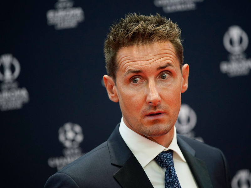 Miroslav Klose wurde von der UEFA mit dem President's Award ausgezeichnet. - Foto: Daniel Cole/AP/dpa