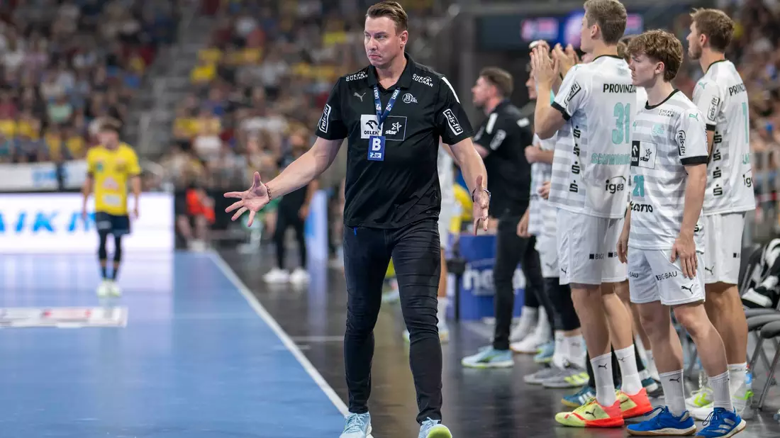 Trainer Filip Jicha und THW Kiel haben bei HC Eurofarm Pelister in Nordmazedonien gewonnen. - Bild: David Inderlied/dpa
