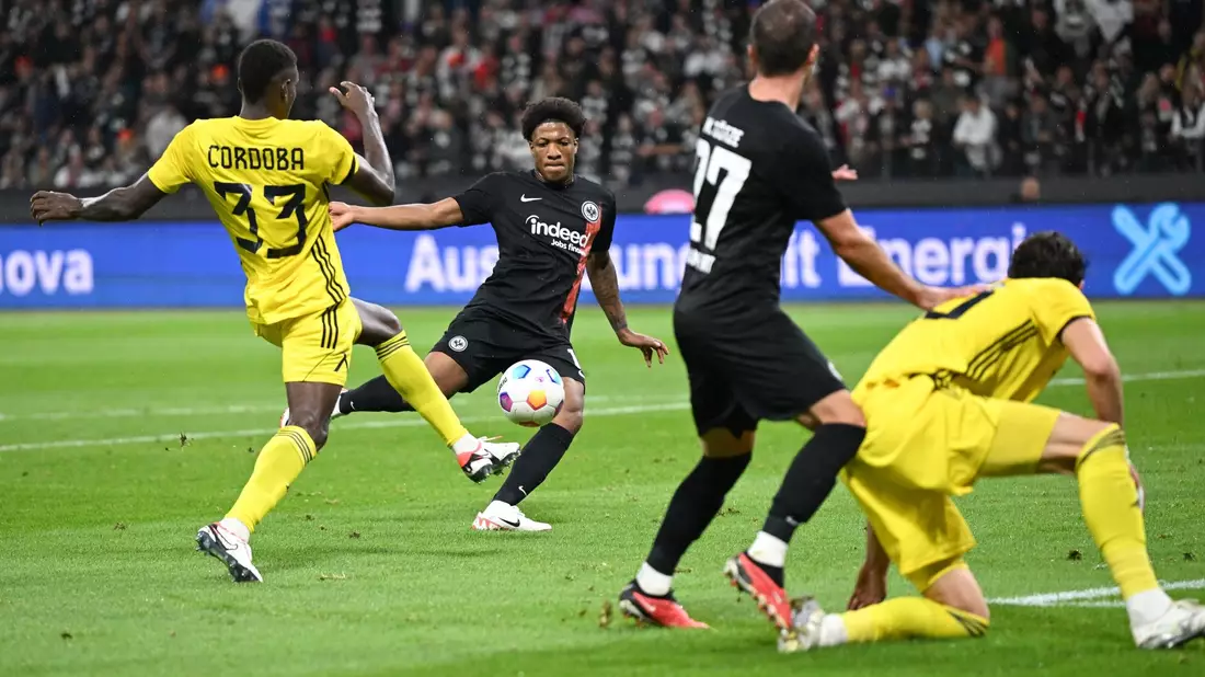 Eintrachts Jessic Ngankam (2.v.l) erzielte auf Vorlage von Mario Götze das 1:0. - Bild: Arne Dedert/dpa