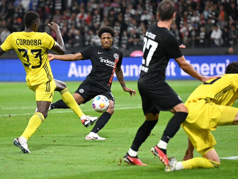 Eintrachts Jessic Ngankam (2.v.l) erzielte auf Vorlage von Mario Götze das 1:0. - Foto: Arne Dedert/dpa