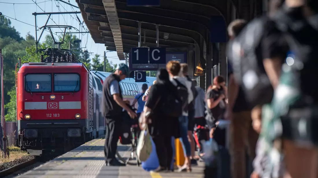 Das Deutschlandticket lockt einer aktuellen Umfrage zufolge viele Menschen in den öffentlichen Personennahverkehr. - Bild: Stefan Sauer/dpa