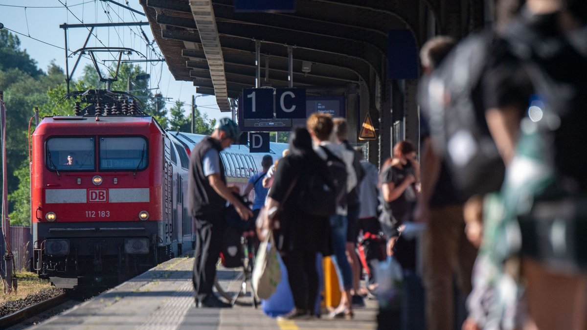 Das Deutschlandticket lockt einer aktuellen Umfrage zufolge viele Menschen in den öffentlichen Personennahverkehr. - Foto: Stefan Sauer/dpa