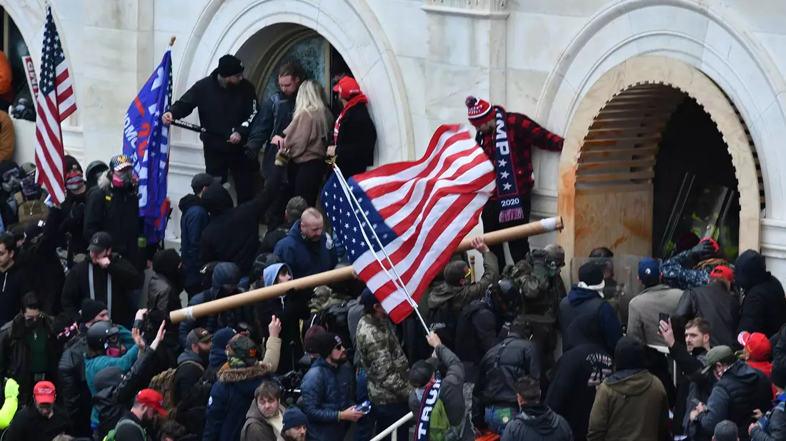 Anhänger von Donald Trump stürmen am 6. Januar 2021 das US-Kapitol. - Bild: Essdras M. Suarez/ZUMA Wire/dpa