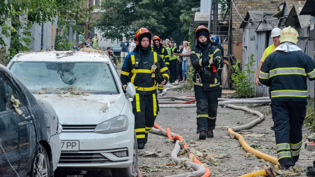 Feuerwehrleute löschen nach einem Raketenangriff auf Kiew ein Feuer. - Bild: Aleksandr Gusev/SOPA Images via ZUMA Press Wire/dpa