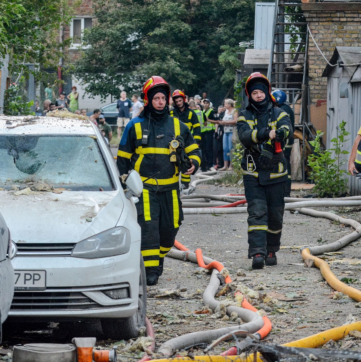 Feuerwehrleute löschen nach einem Raketenangriff auf Kiew ein Feuer. - Foto: Aleksandr Gusev/SOPA Images via ZUMA Press Wire/dpa