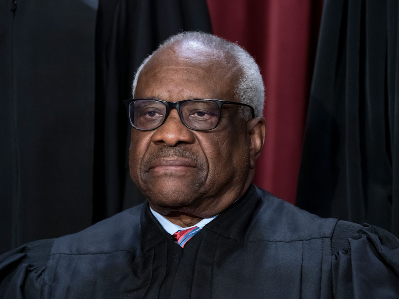 US-Richter Clarence Thomas hat Flüge in einer Maschine des Immobilienmoguls Harlan Crow sowie Hotelbuchungen auf dessen Kosten offengelegt. - Foto: J. Scott Applewhite/AP