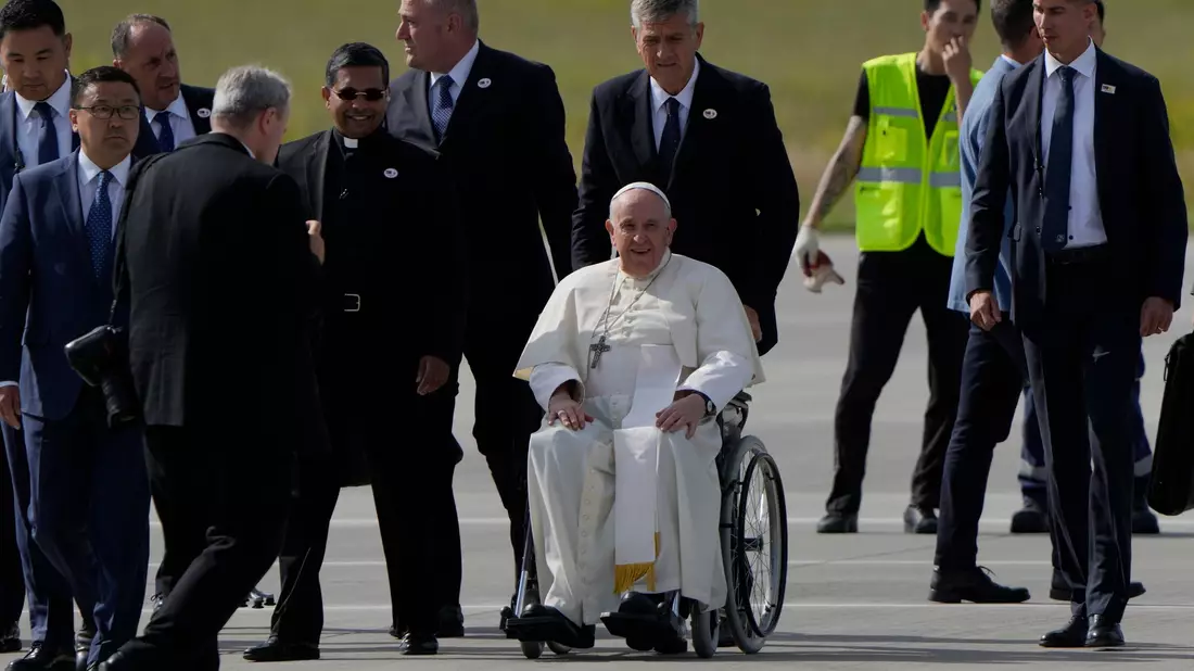 Papst Franziskus kommt auf dem internationalen Flughafen Chinggis Khaan an. - Bild: Ng Han Guan/AP
