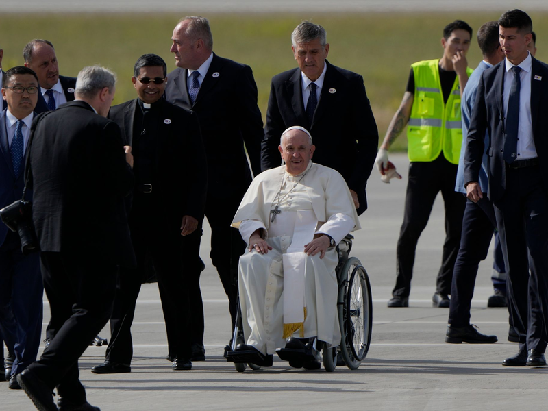 Papst Franziskus kommt auf dem internationalen Flughafen Chinggis Khaan an. - Foto: Ng Han Guan/AP