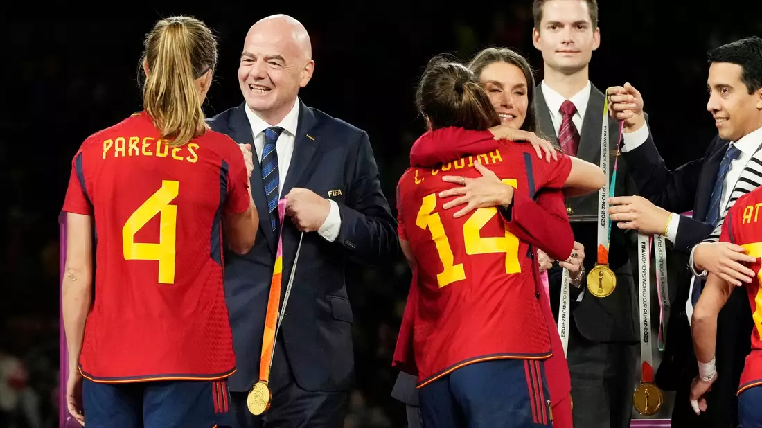 Spaniens Irene Paredes (l) erhält die Goldmedaille von FIFA-Präsident Gianni Infantino (2.v.l) während der Medaillenzeremonie nach dem Finale. - Bild: Rick Rycroft/AP/dpa