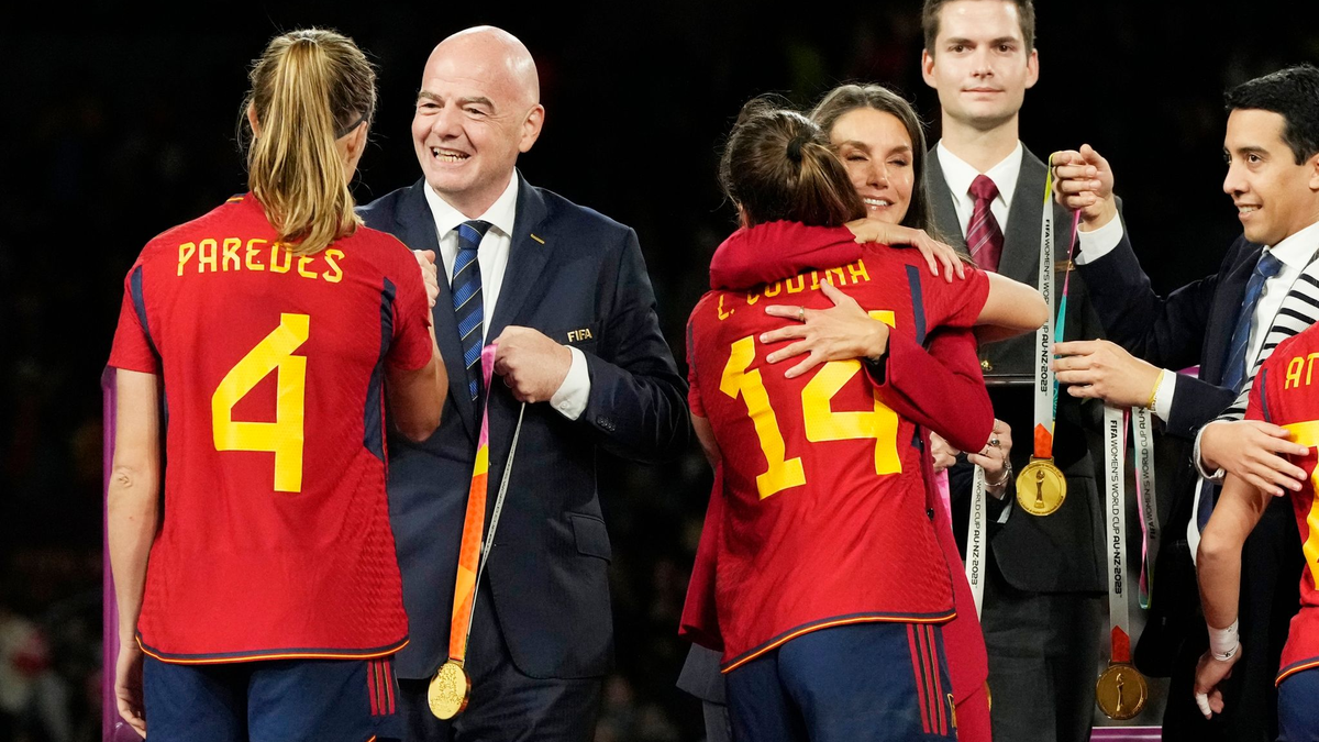 Spaniens Irene Paredes (l) erhält die Goldmedaille von FIFA-Präsident Gianni Infantino (2.v.l) während der Medaillenzeremonie nach dem Finale. - Foto: Rick Rycroft/AP/dpa